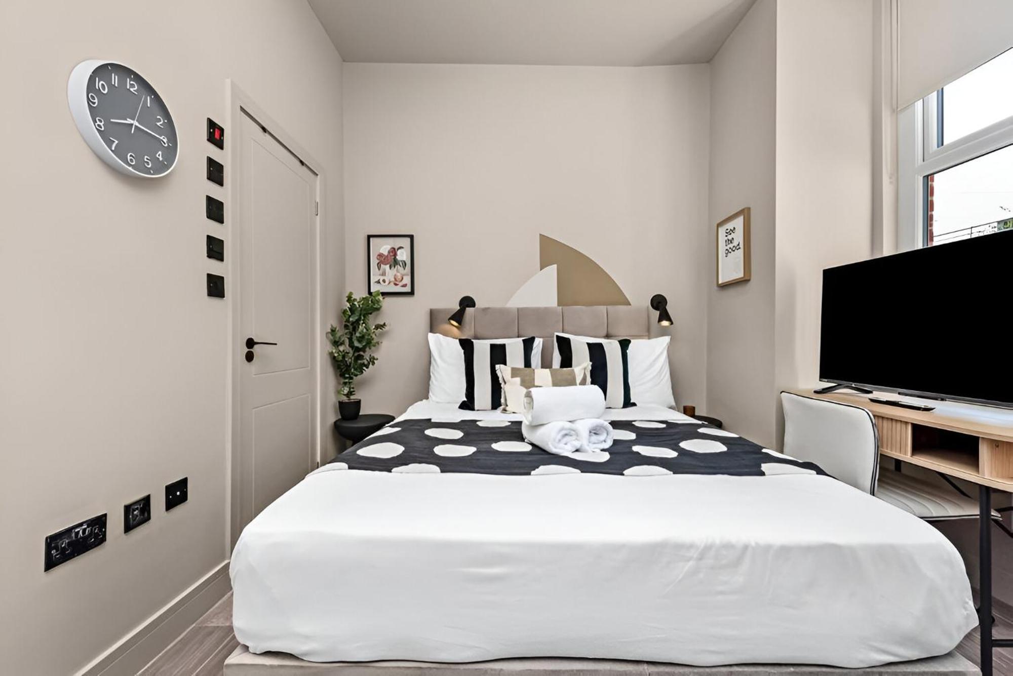 Beautifully Designed With Full Kitchen Apartment *