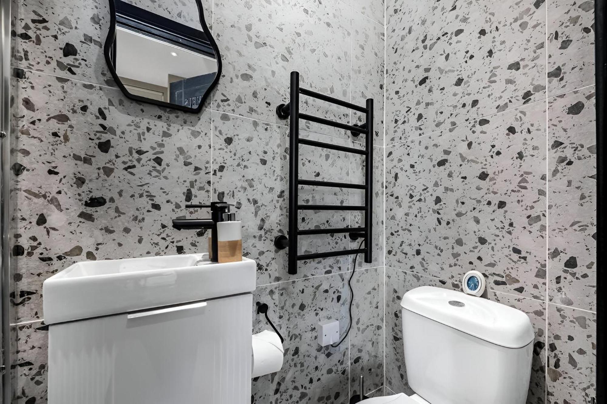 Beautifully Designed With Full Kitchen Apartment London