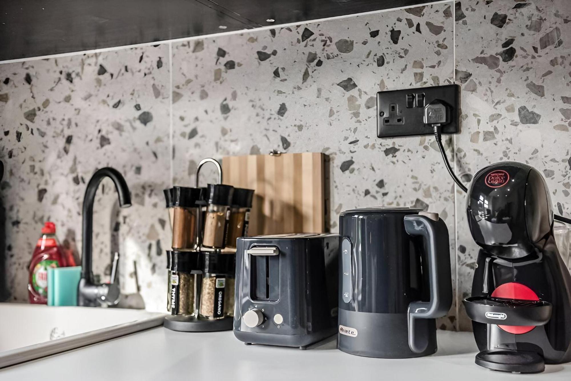 Apartment Beautifully Designed With Full Kitchen *