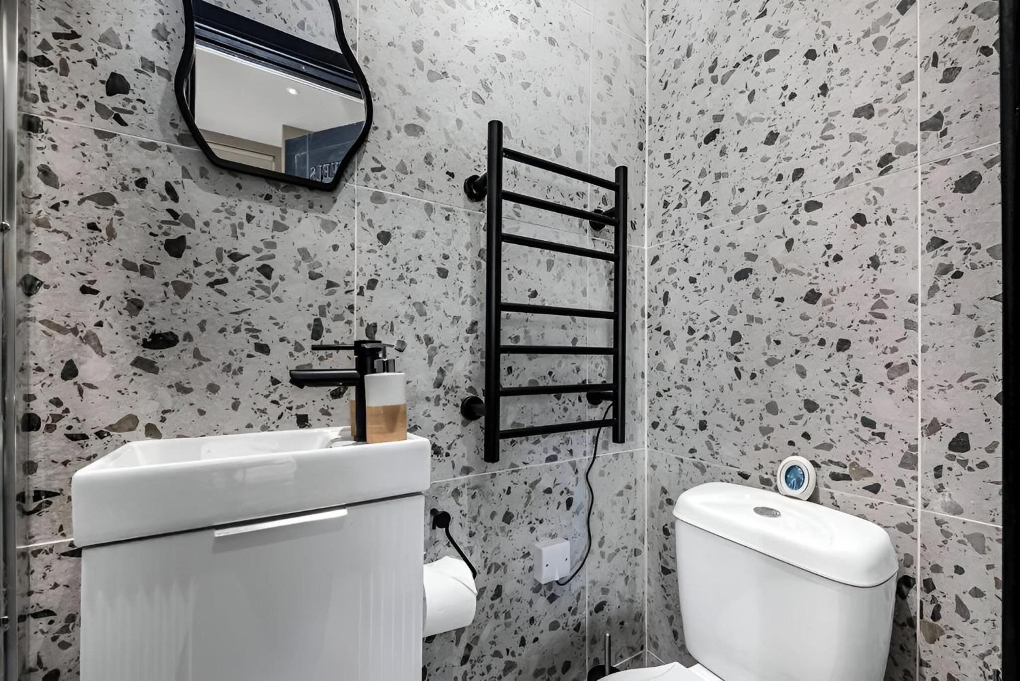 Apartment Beautifully Designed With Full Kitchen London