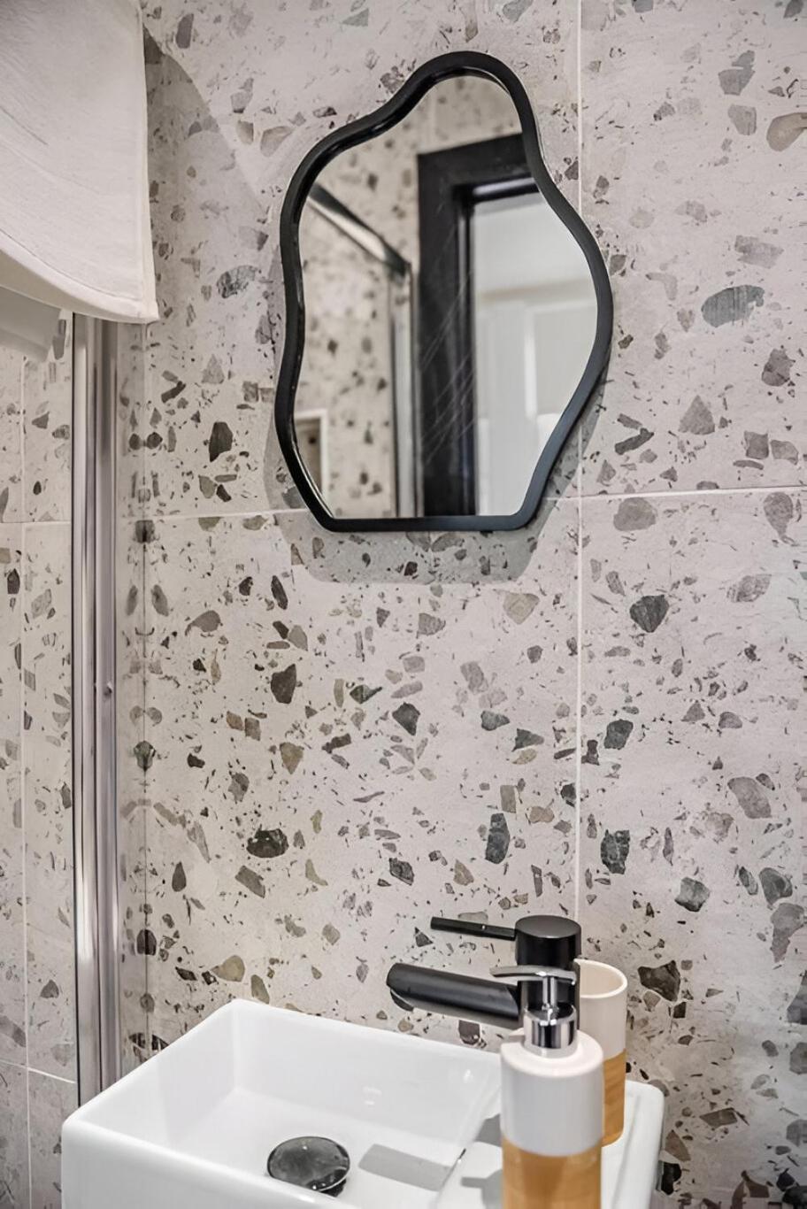 Beautifully Designed With Full Kitchen * London