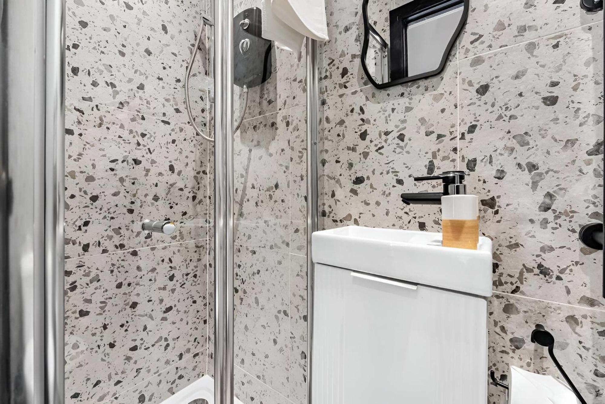 Beautifully Designed With Full Kitchen Apartment