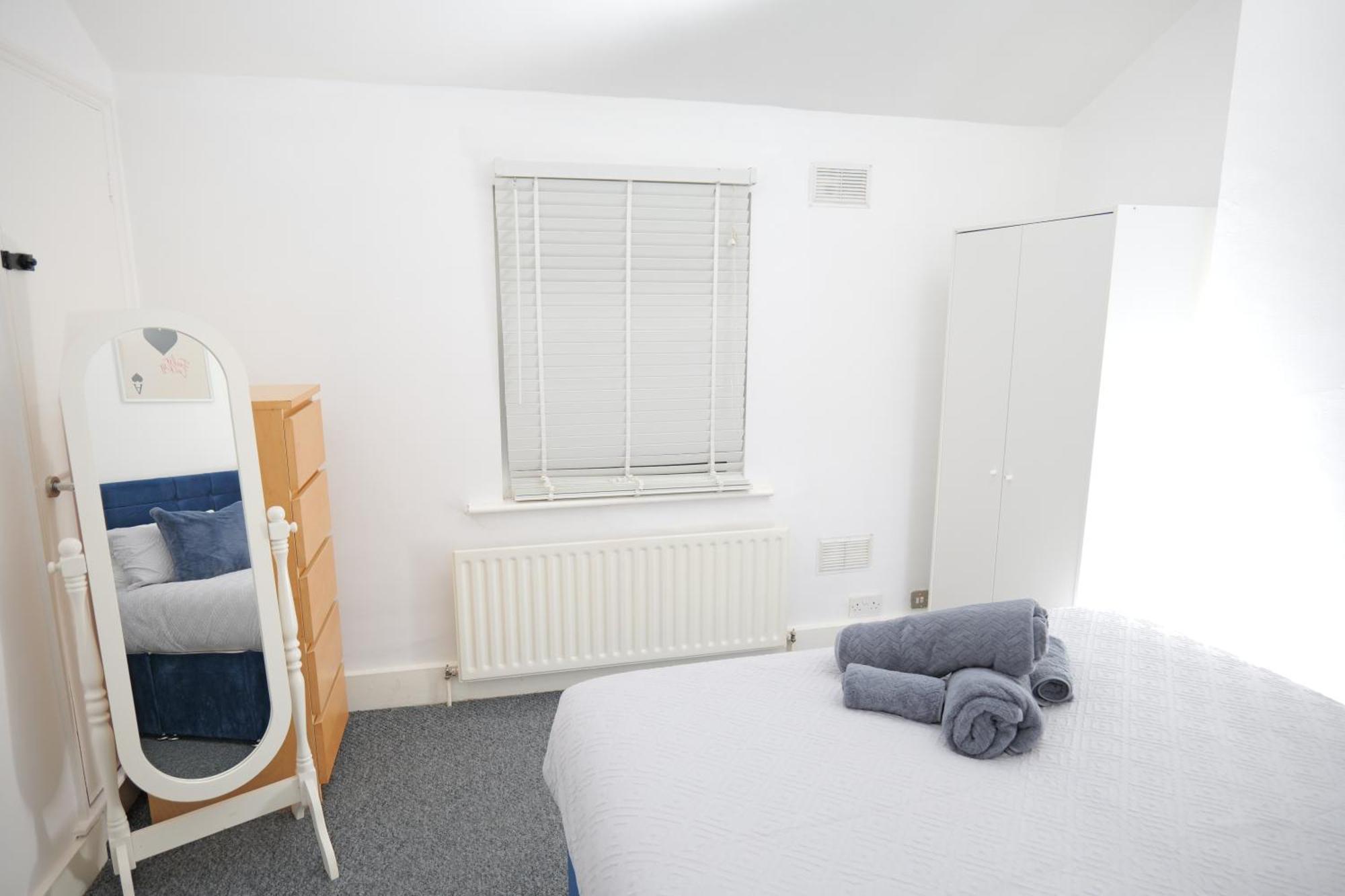 3 Br- King Size Bed, Netflix, Garden Free Parking Apartment *