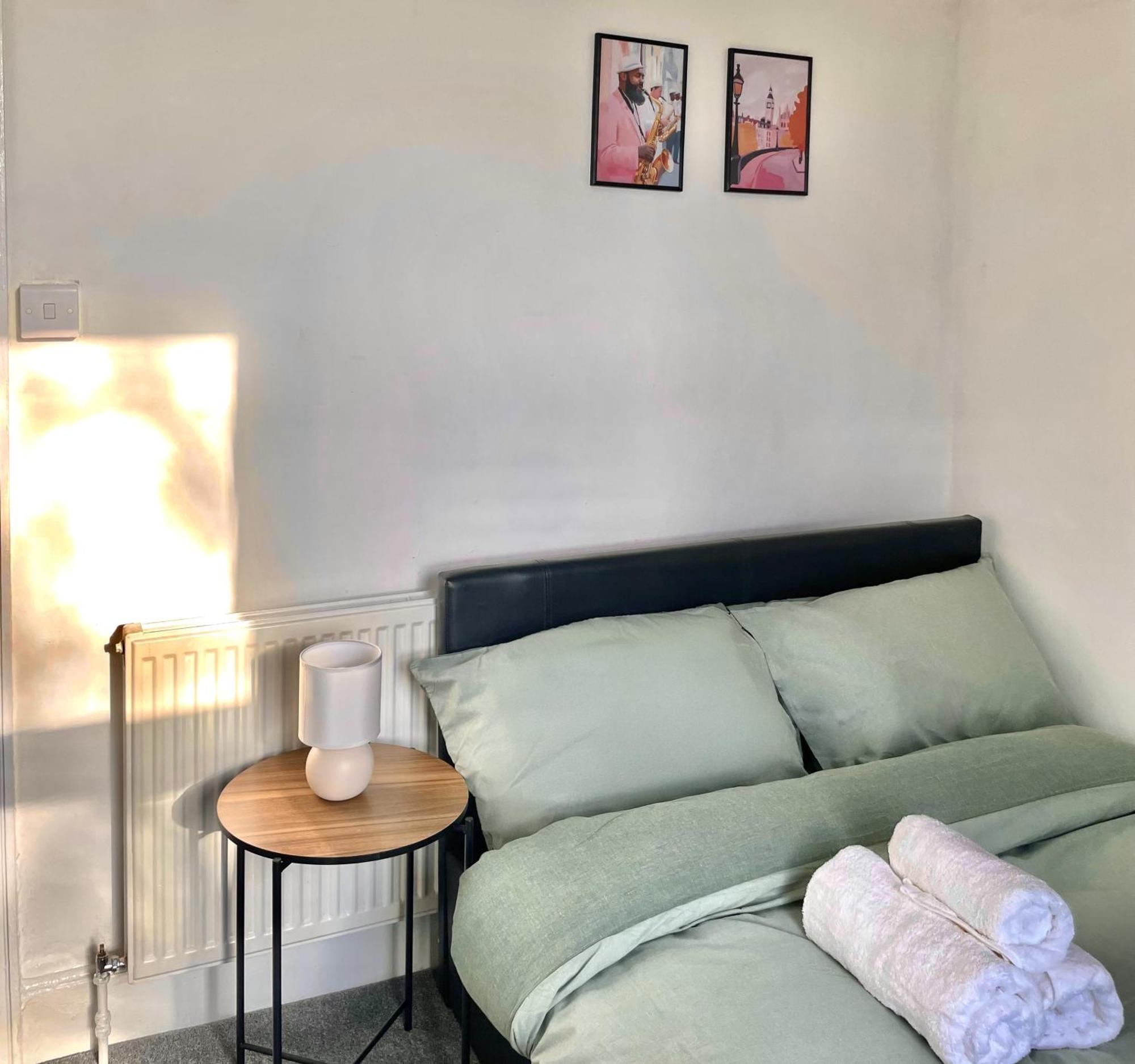 Guest house Cosy Double A Stones Throw From Wembley Stadium *