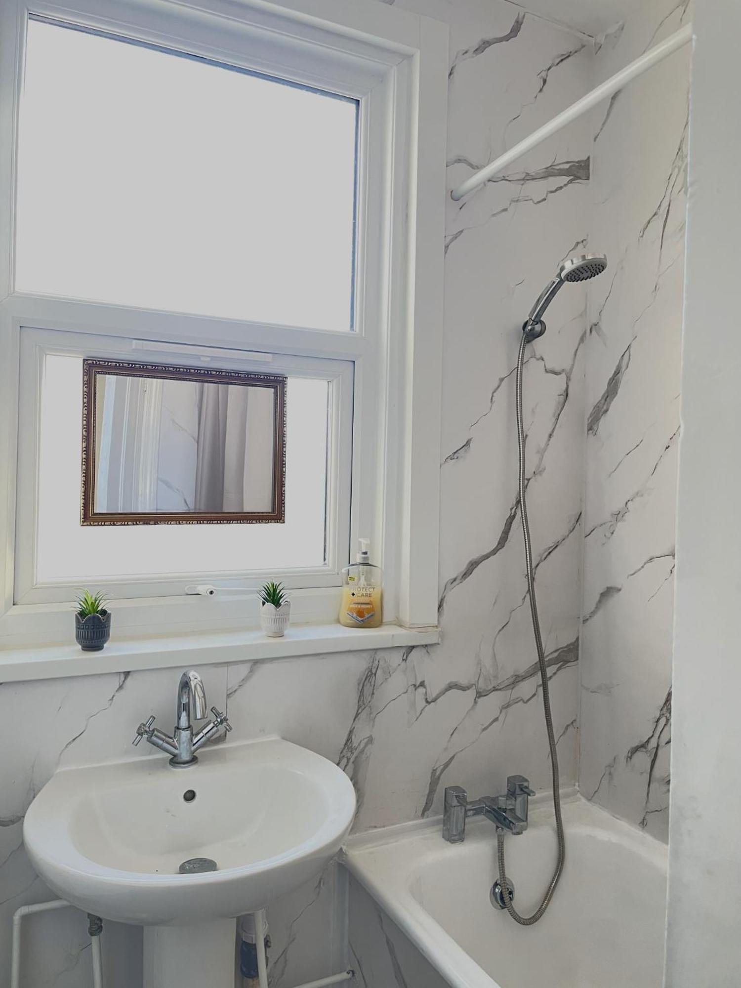 Cosy Double A Stones Throw From Wembley Stadium Guest house *