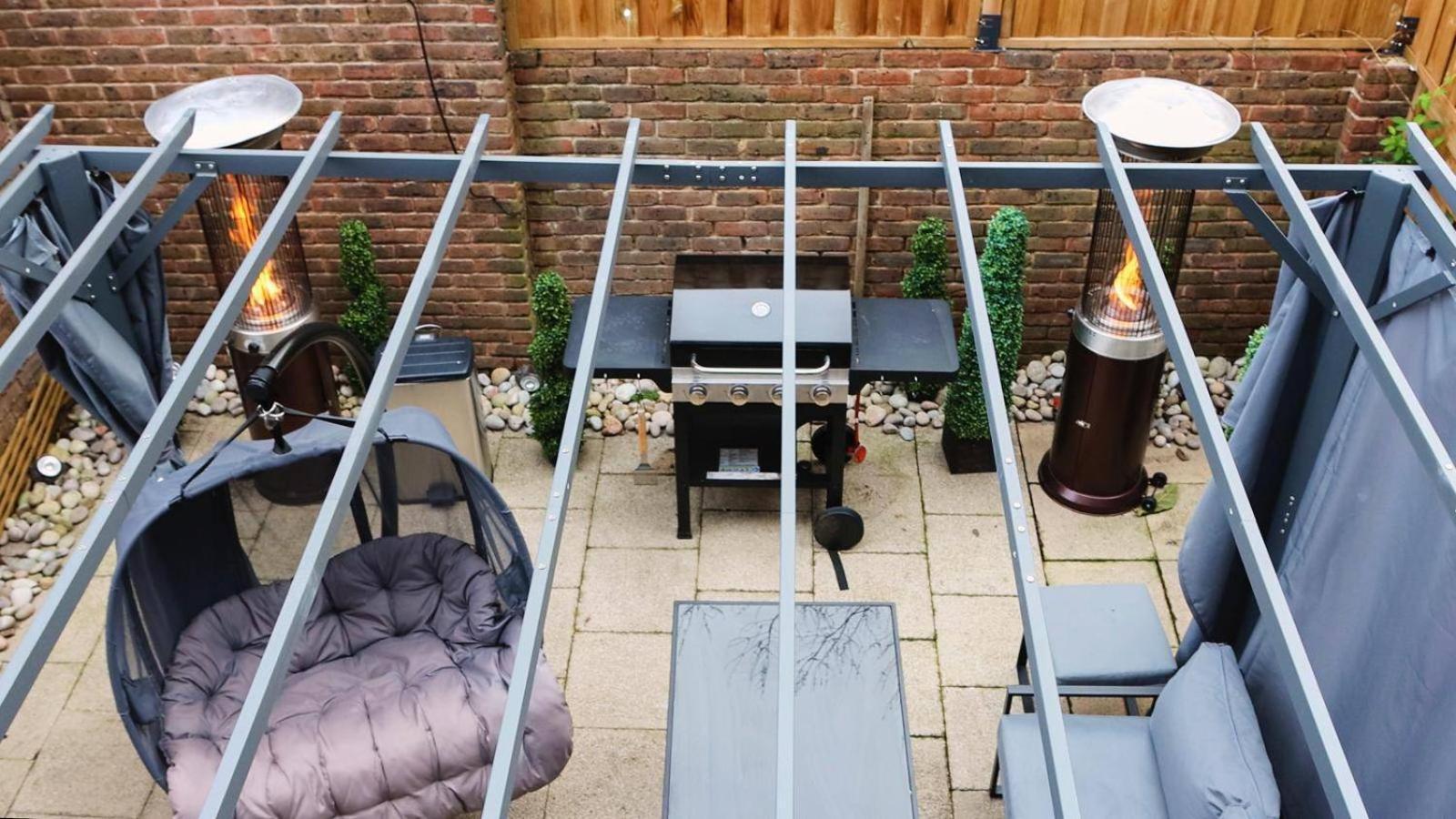 Housesleep14-freep-garden-bbq-patio-pooltable Casa de férias *
