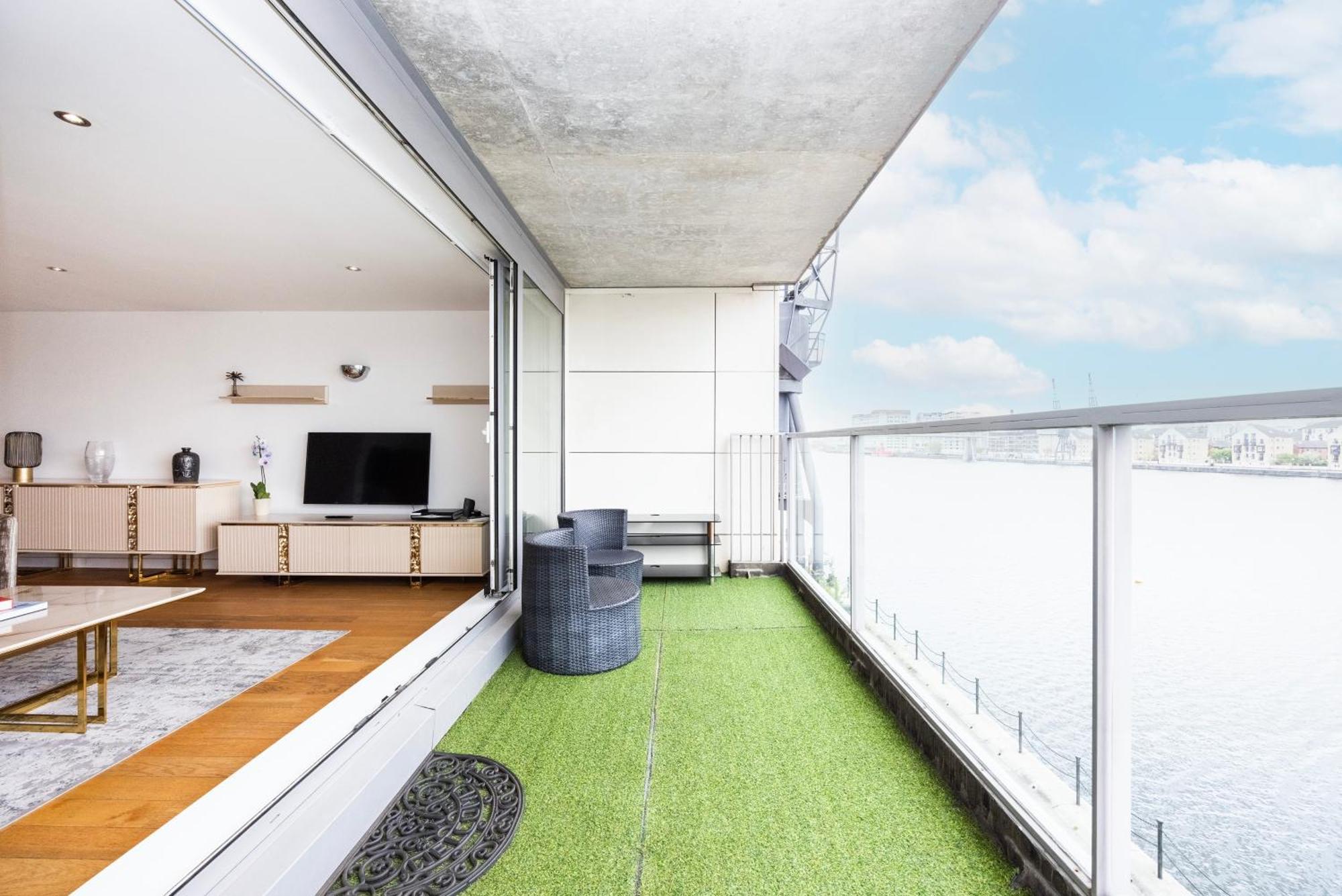 Amazing Dock View Apartment London