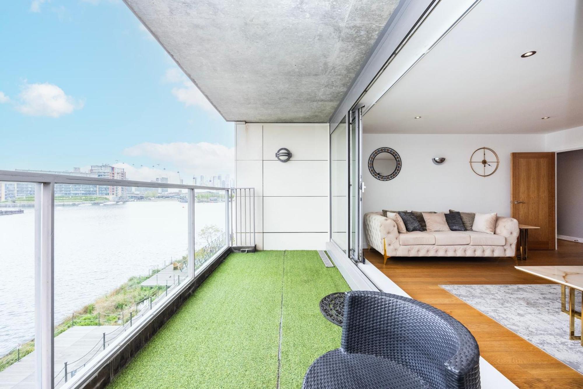 Amazing Dock View * London