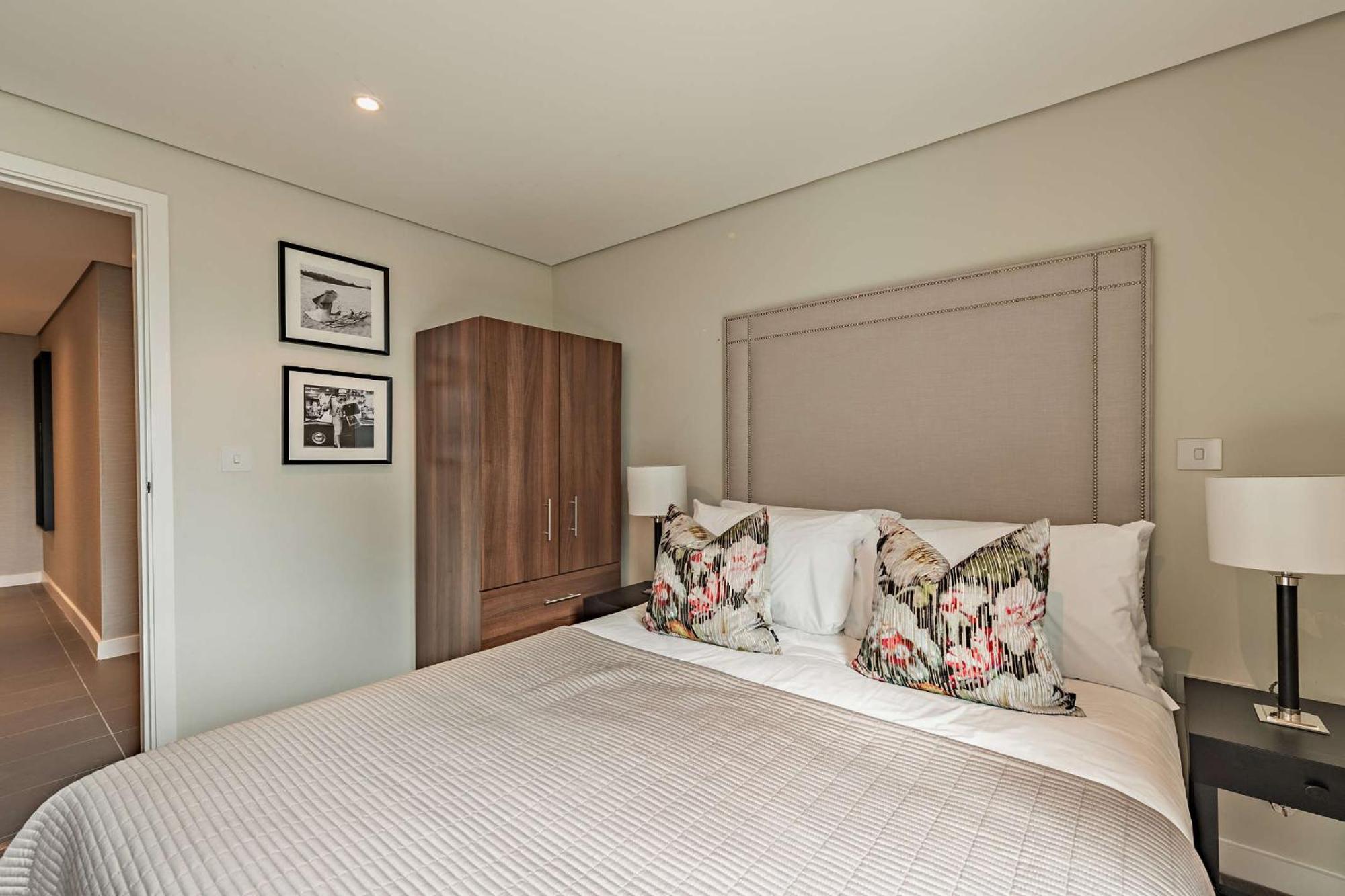 Merchant Square Apartment *