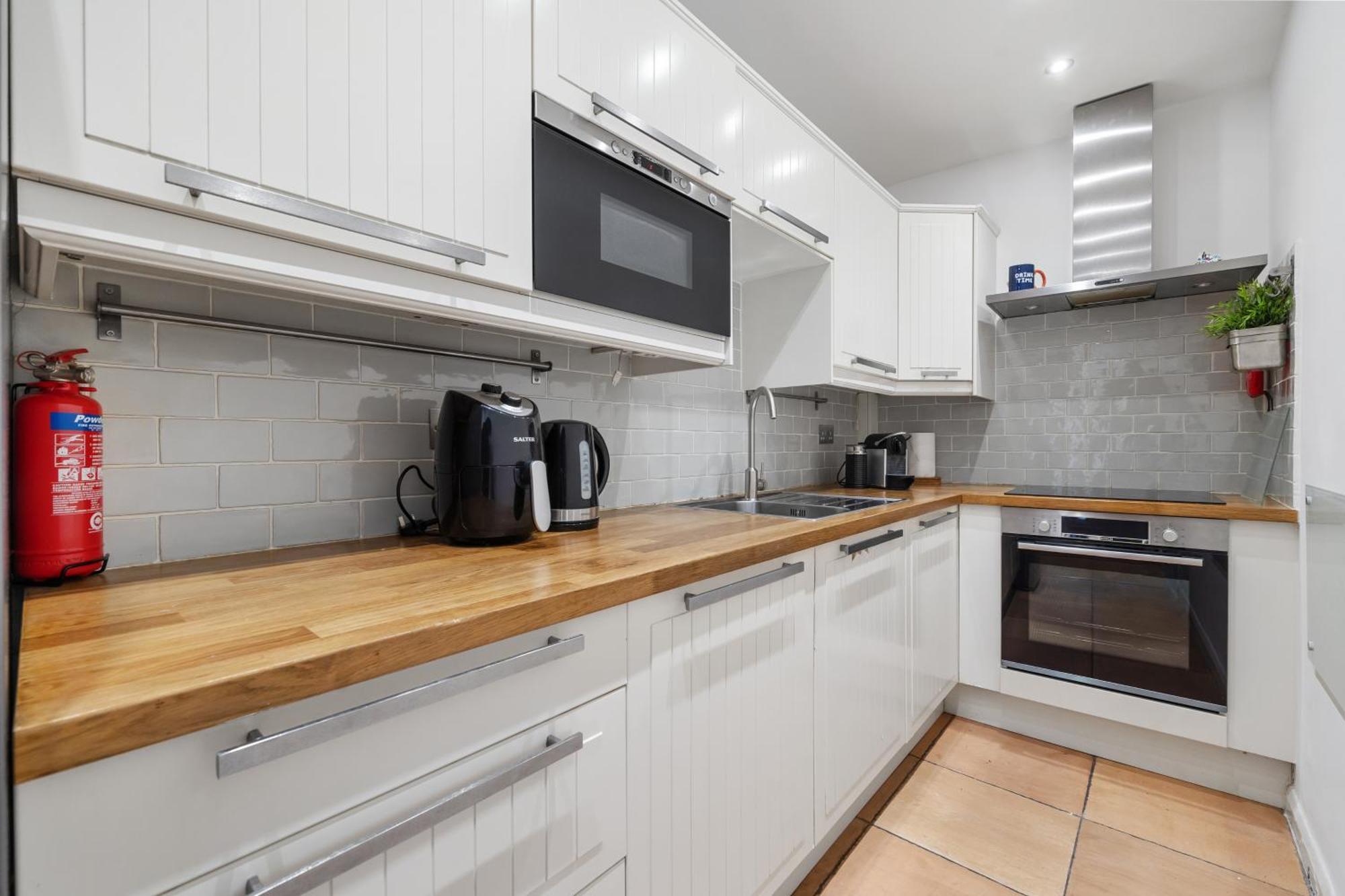 Holland Park Flat, 2bed 2bath, Breakfast, Lgf Apartment London
