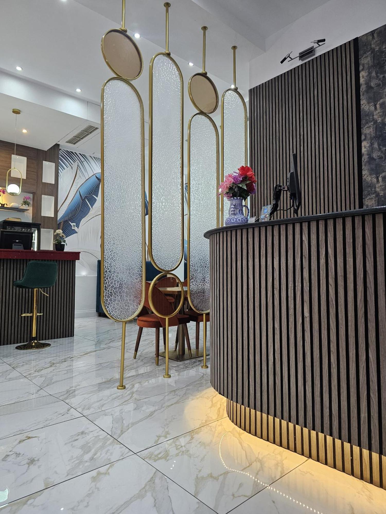 Cromwell Hotel