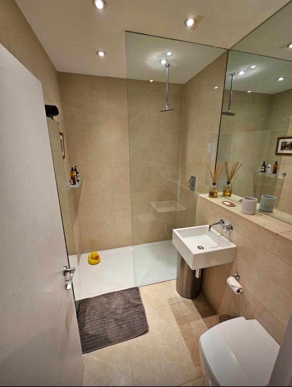 Chelsea, Three-bedroom Contemporary Living Duplex *