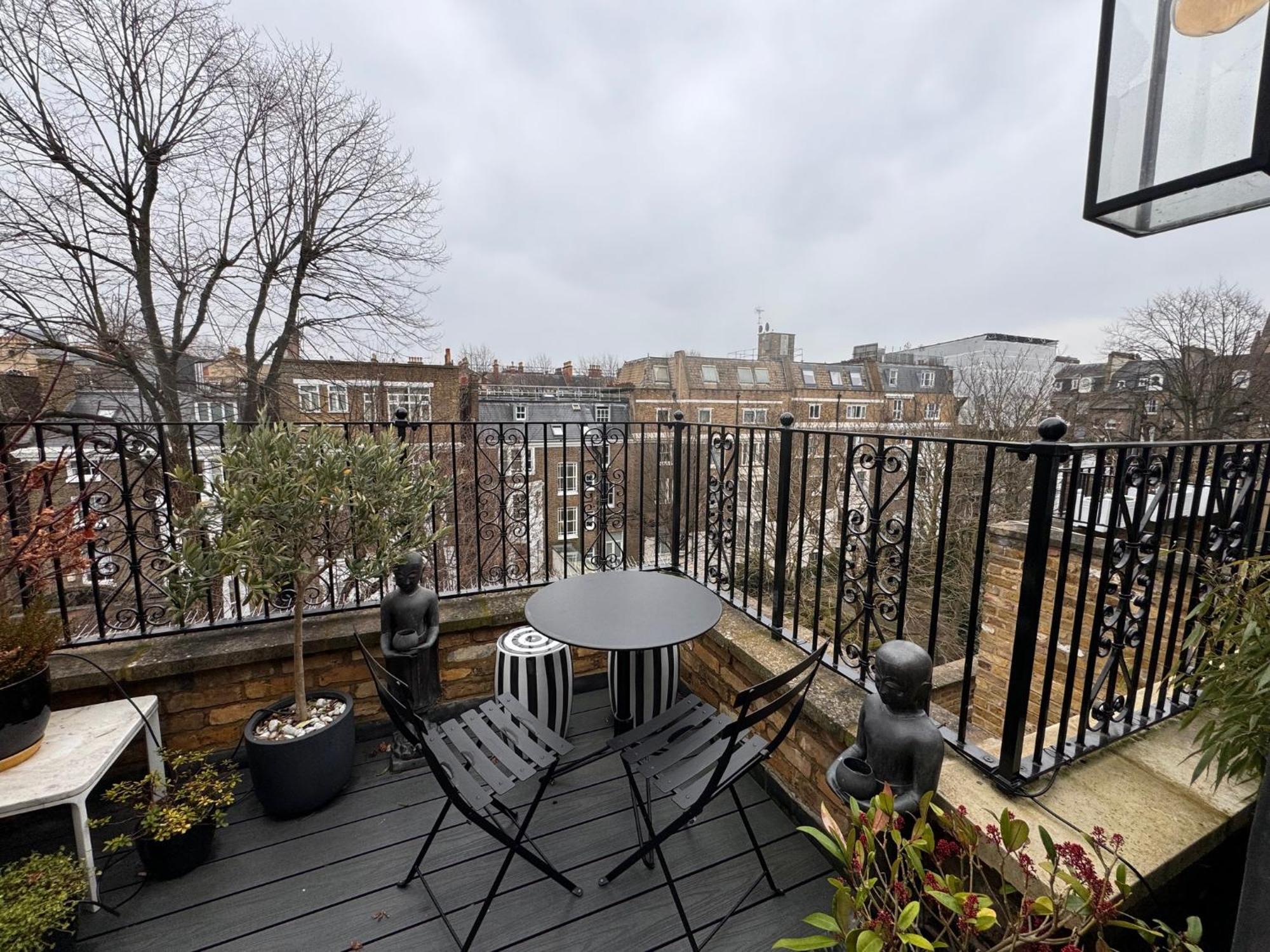 Chelsea, Three-bedroom Contemporary Living Duplex * London