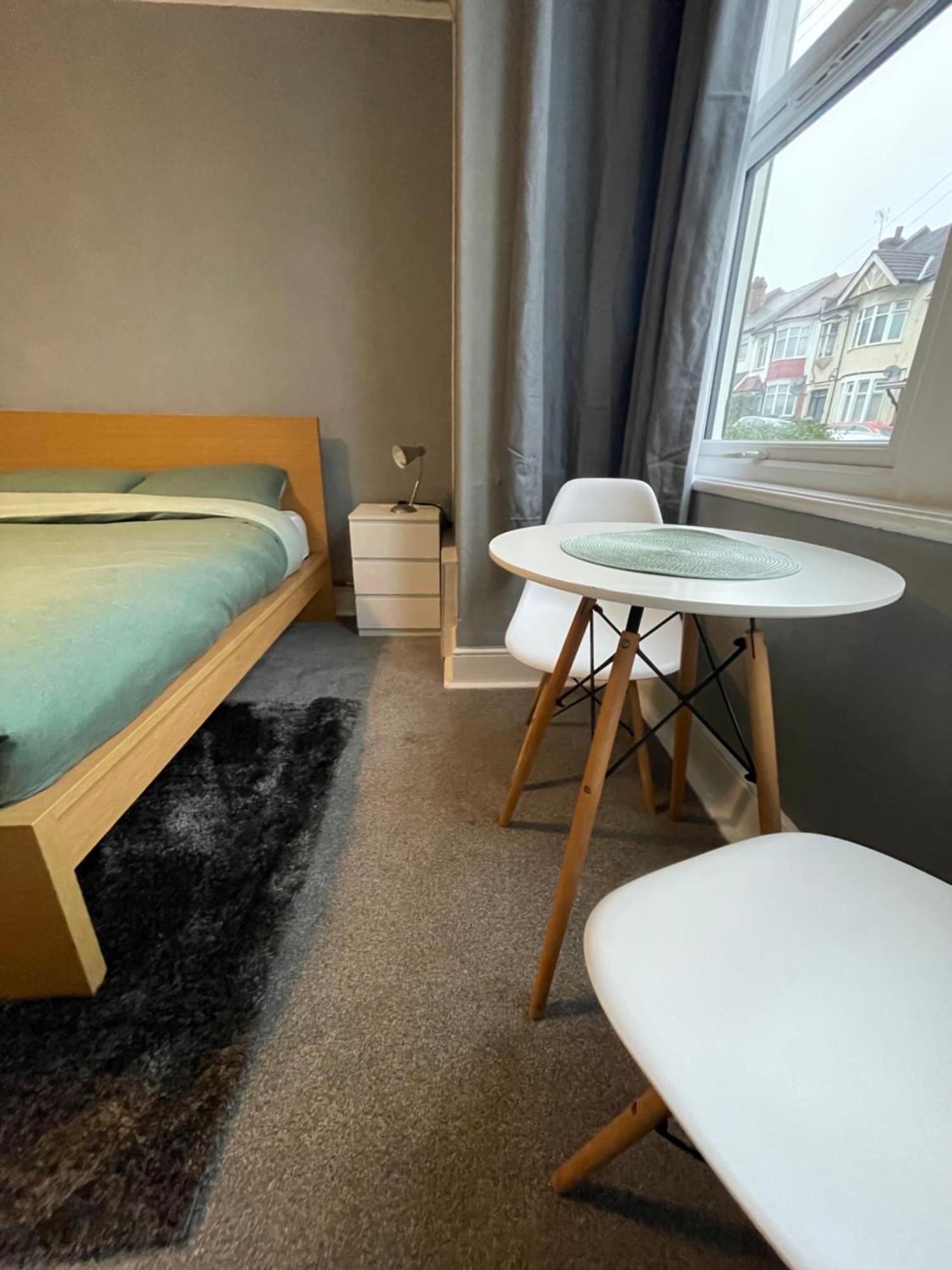 Cosy Double A Stones Throw From Wembley Stadium London