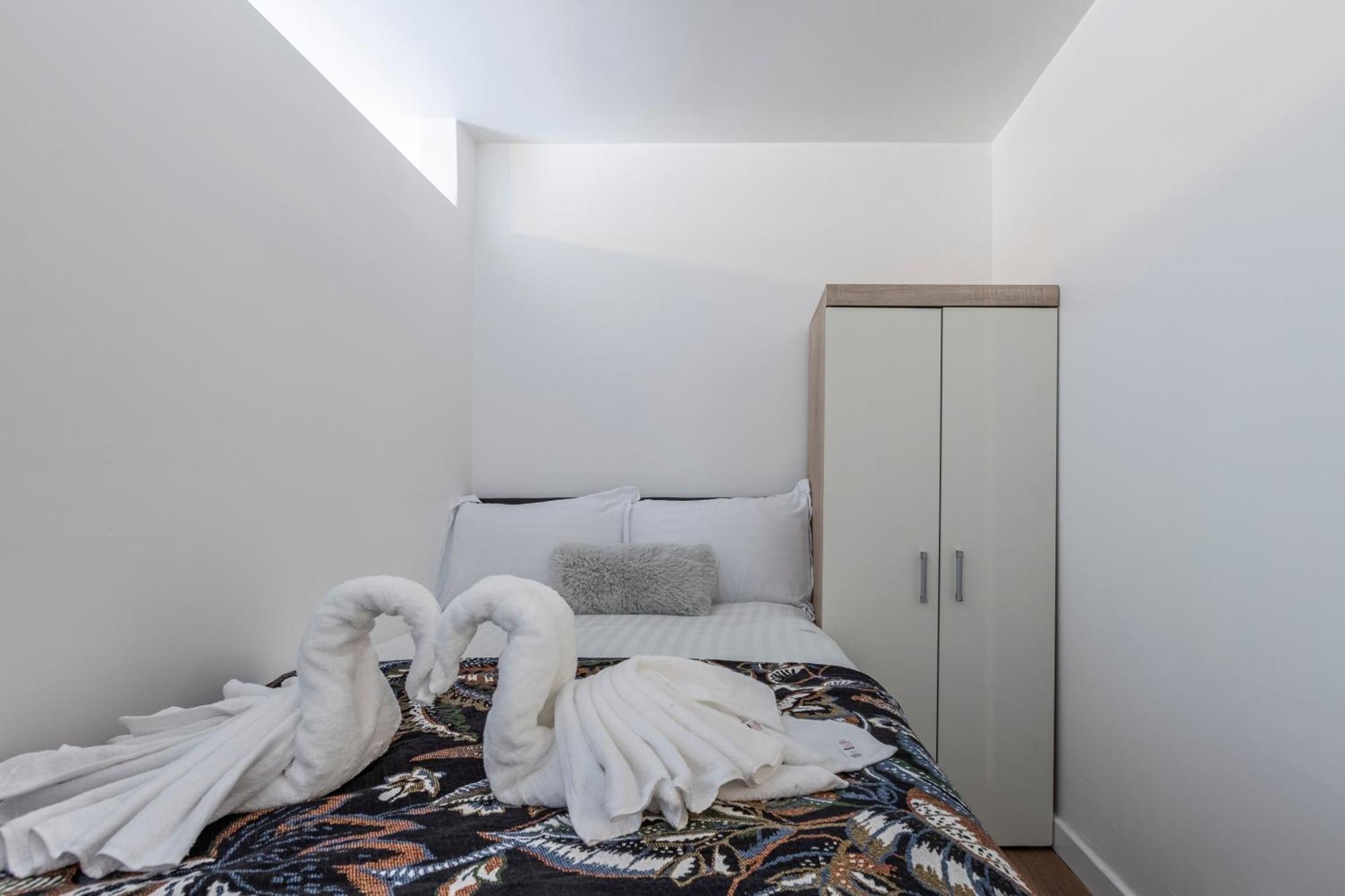 Shepherds Haven Luxury 4 Bed Flat With Self Check In Apartment London