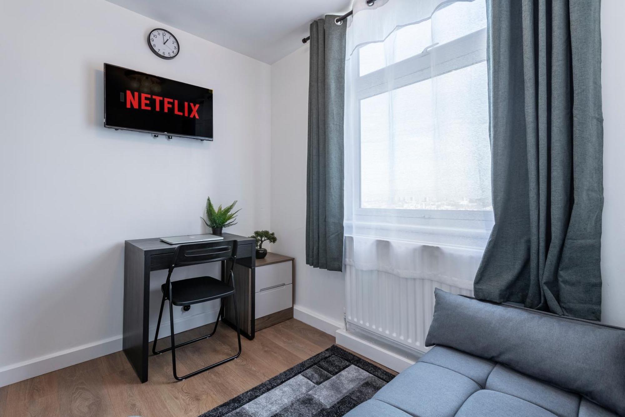 Apartment Shepherds Haven Luxury 4 Bed Flat With Self Check In London