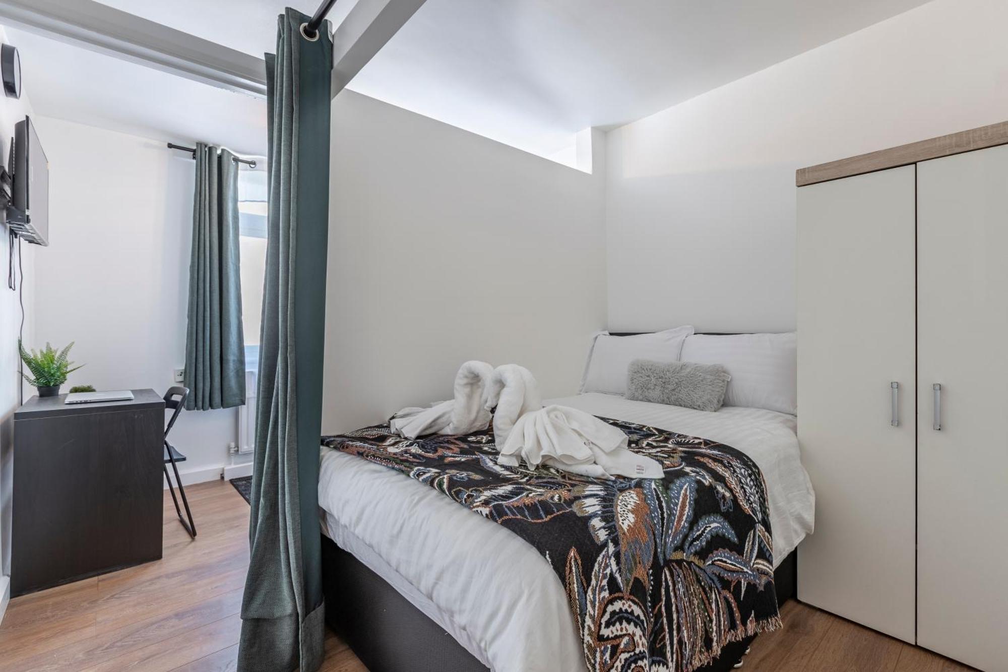 Apartment Shepherds Haven Luxury 4 Bed Flat With Self Check In