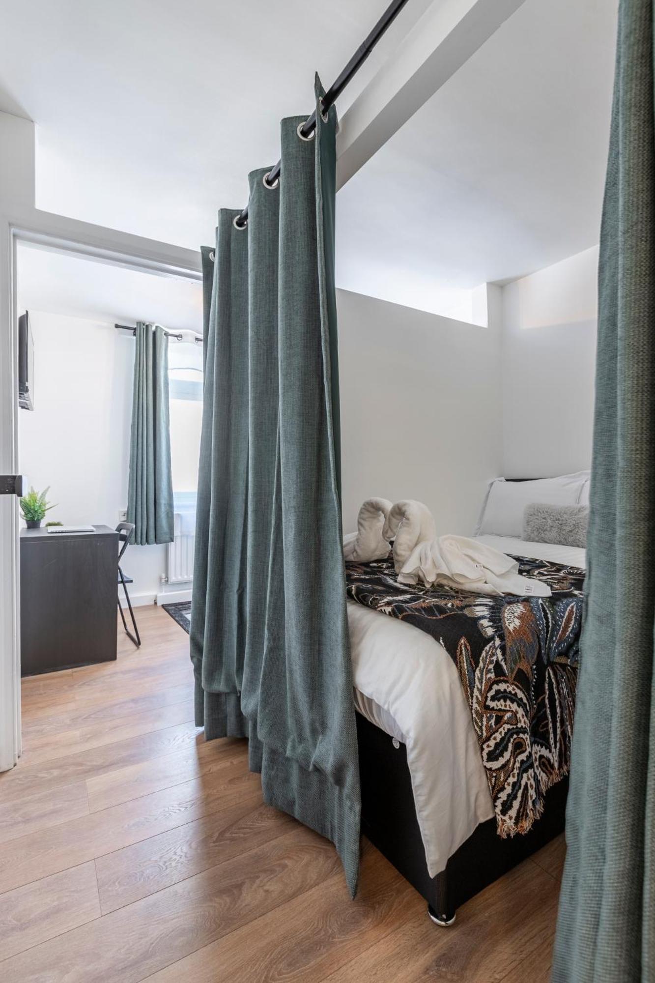 Shepherds Haven Luxury 4 Bed Flat With Self Check In Apartment London