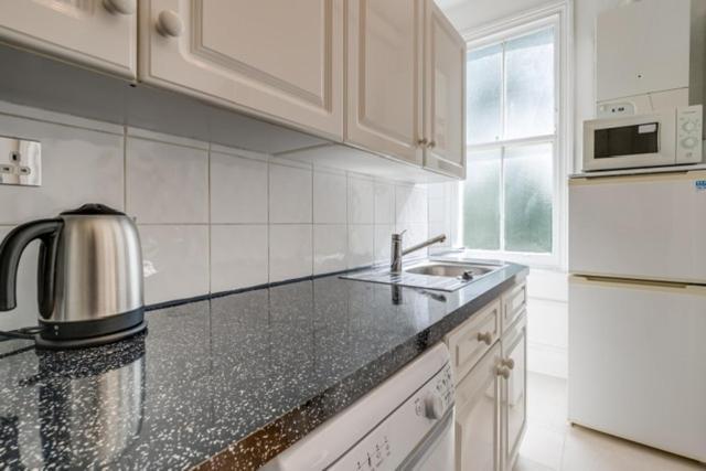 Bright & Charming 2 Bedroom In Earls Court Kensington 2 Minutes To District & Piccadilly Lines Tube Stunning Garden Views *