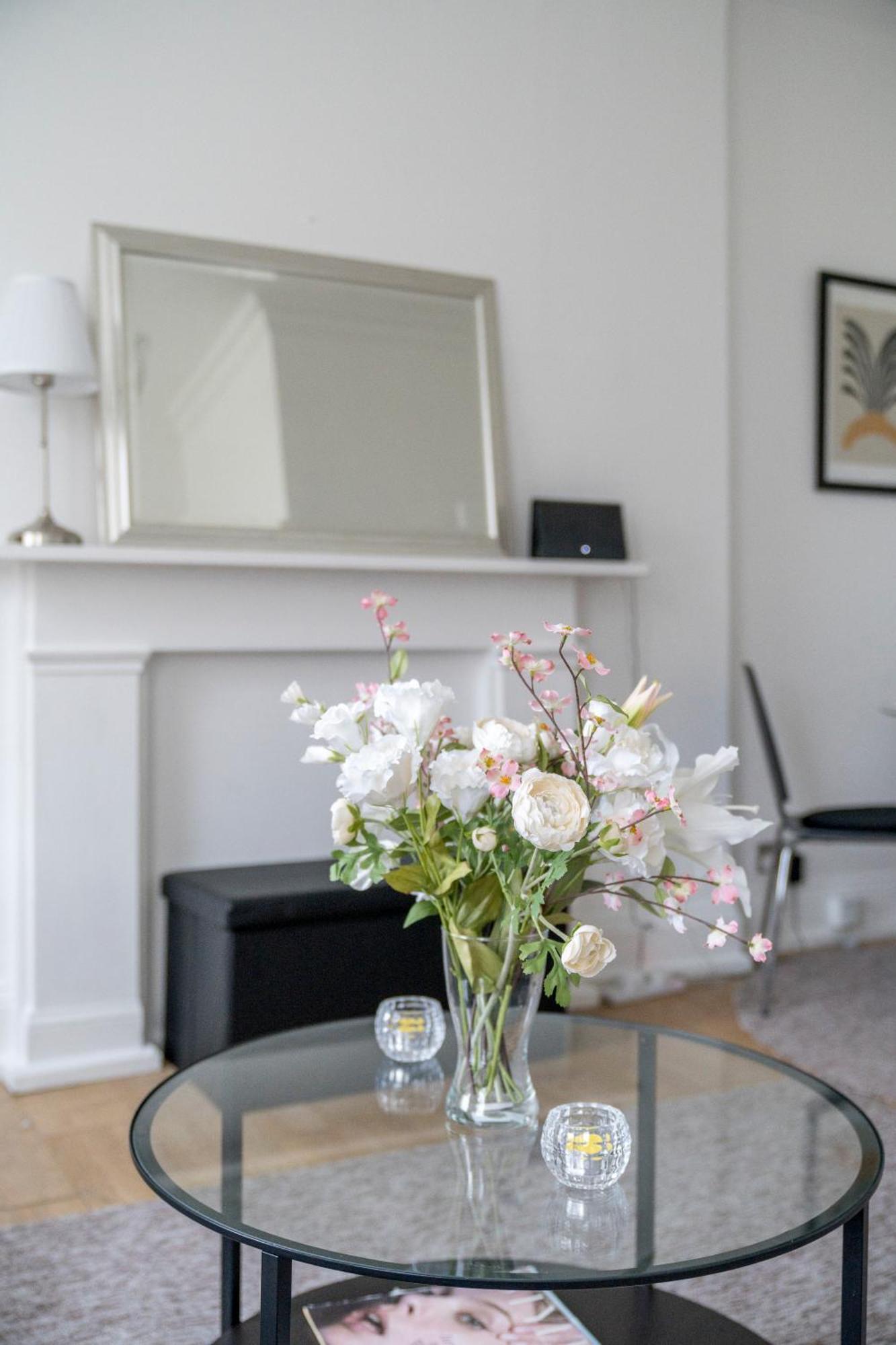 Bright & Charming 2 Bedroom In Earls Court Kensington 2 Minutes To District & Piccadilly Lines Tube Stunning Garden Views Apartment