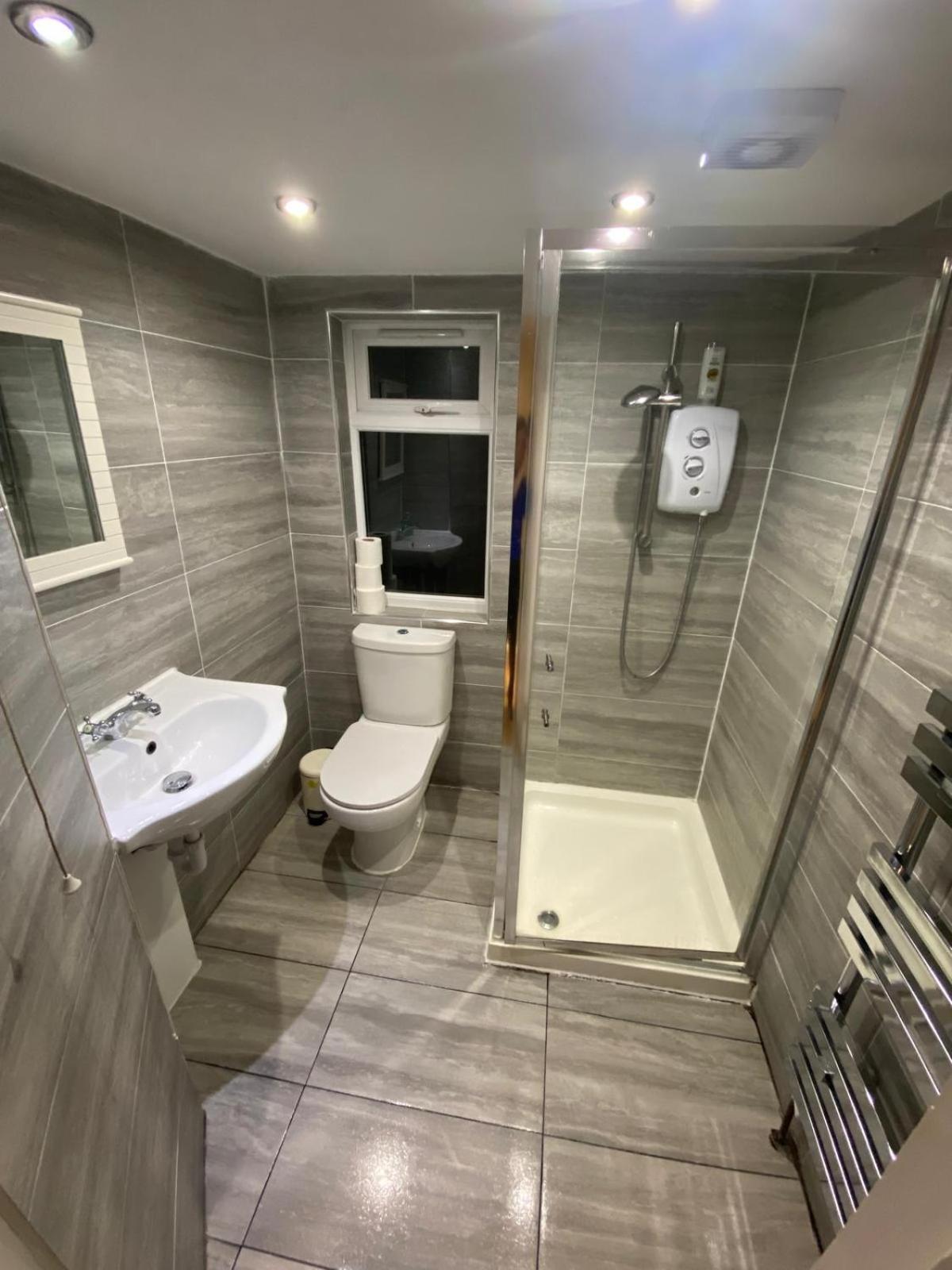 4 Bedroom & 2 Bedroom Apartment *