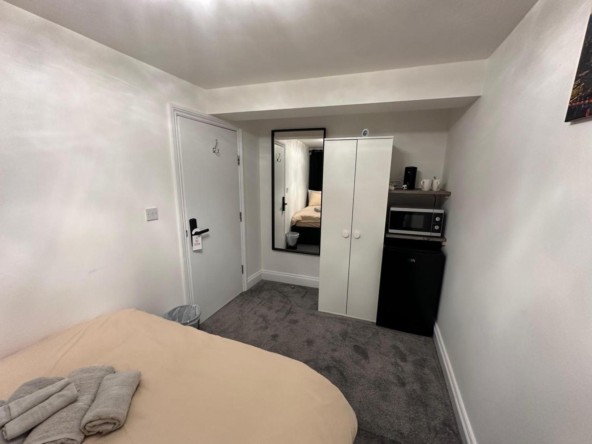 Bridge 10 Minutes Walk Away * London