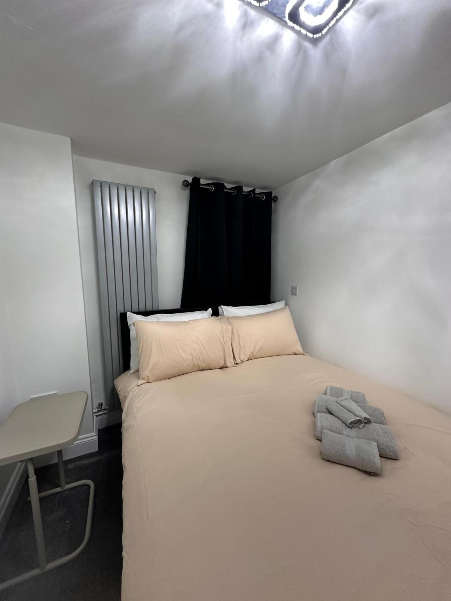 Bridge 10 Minutes Walk Away Guest house London