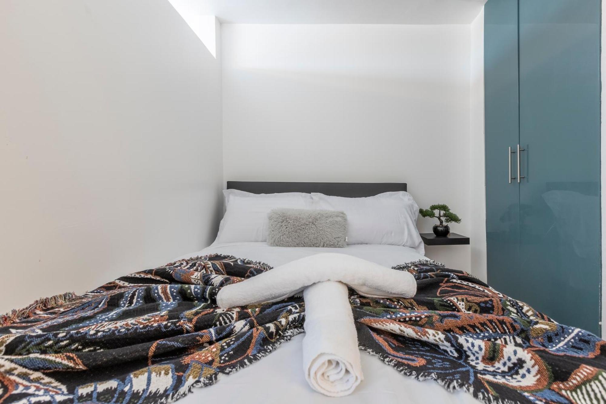 Shepherds Haven Luxury 4 Bed Flat With Self Check In Apartment London