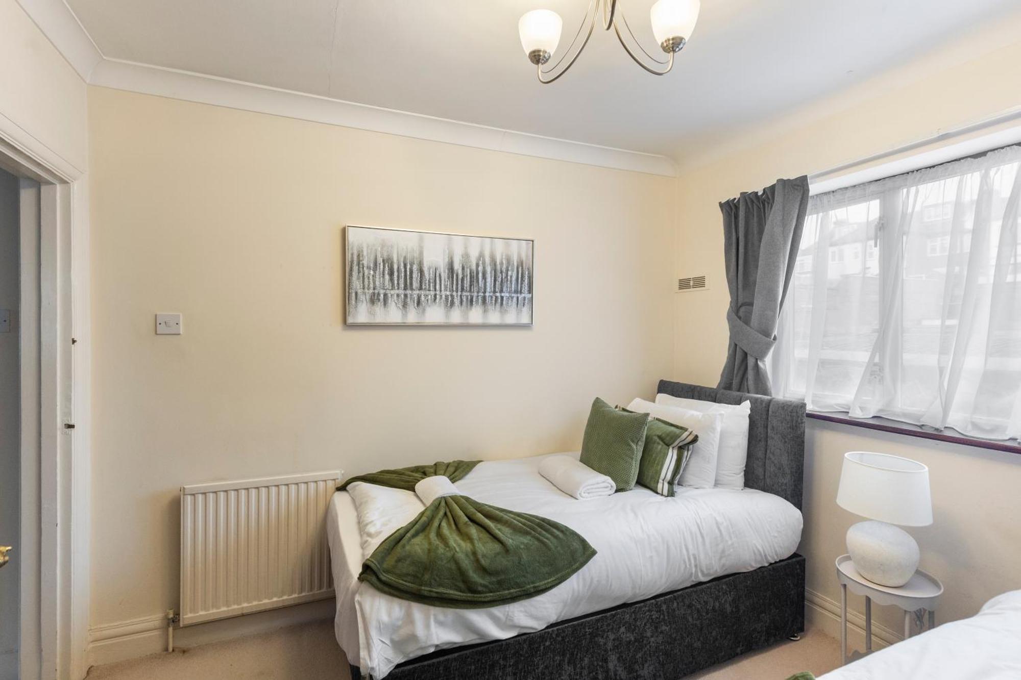 Spacious 4 Bedroom House Holiday home London