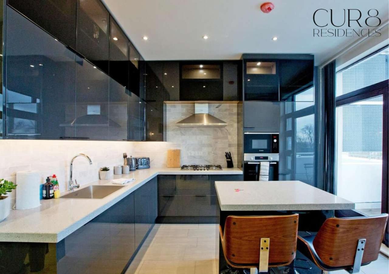 Stylish Penthouse With Views / Balcony Ac Apartment
