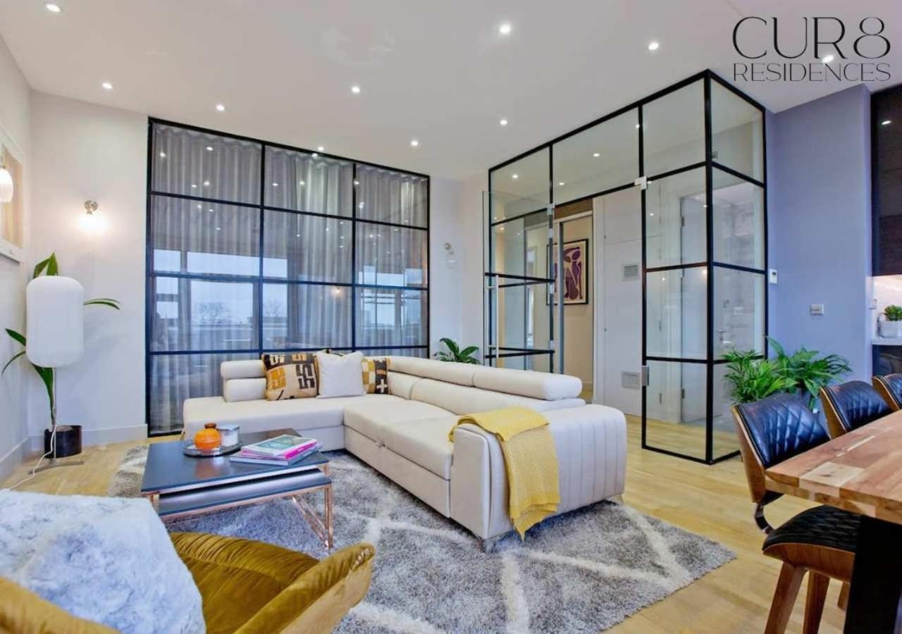 Stylish Penthouse With Views / Balcony Ac London