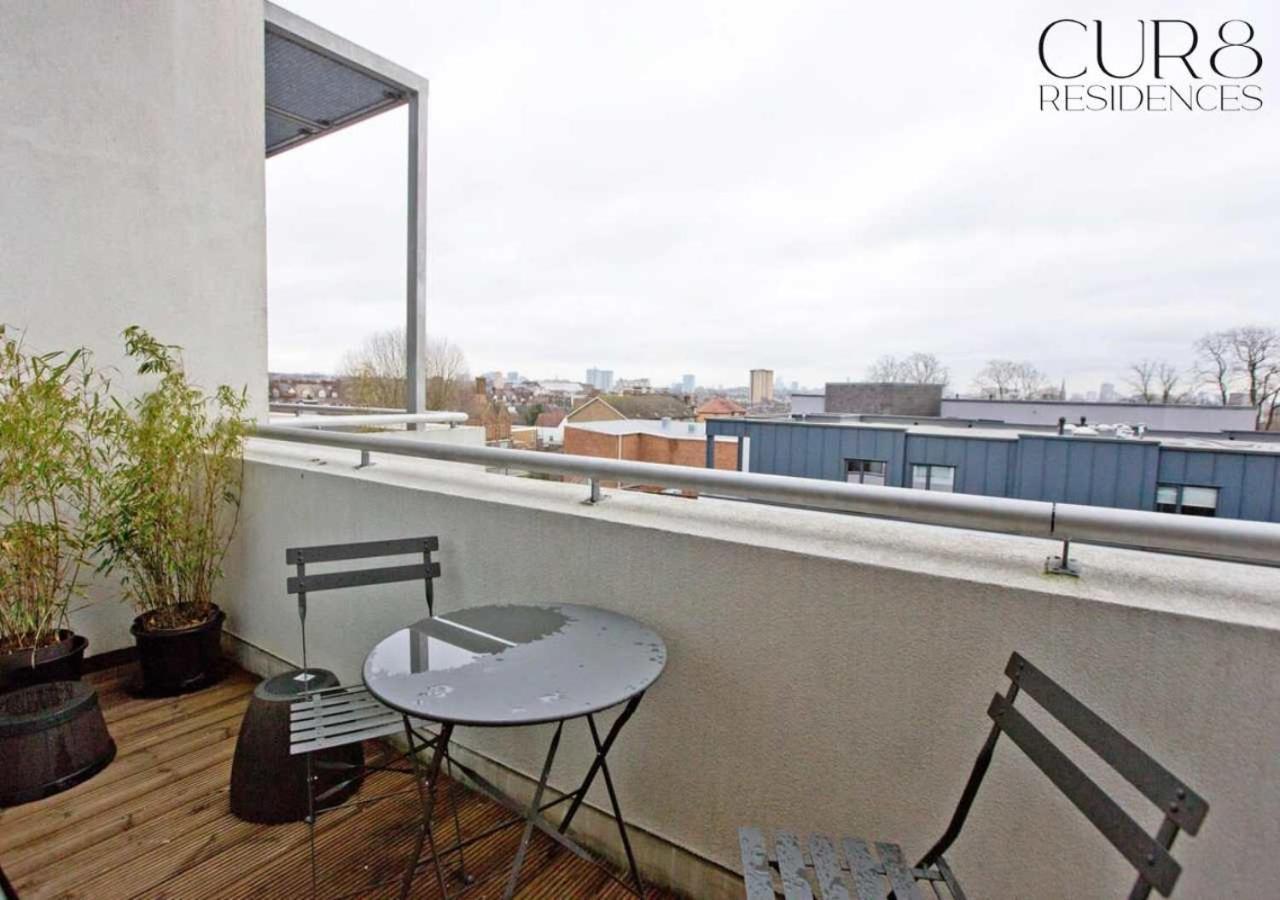 Stylish Penthouse With Views / Balcony Ac Apartment