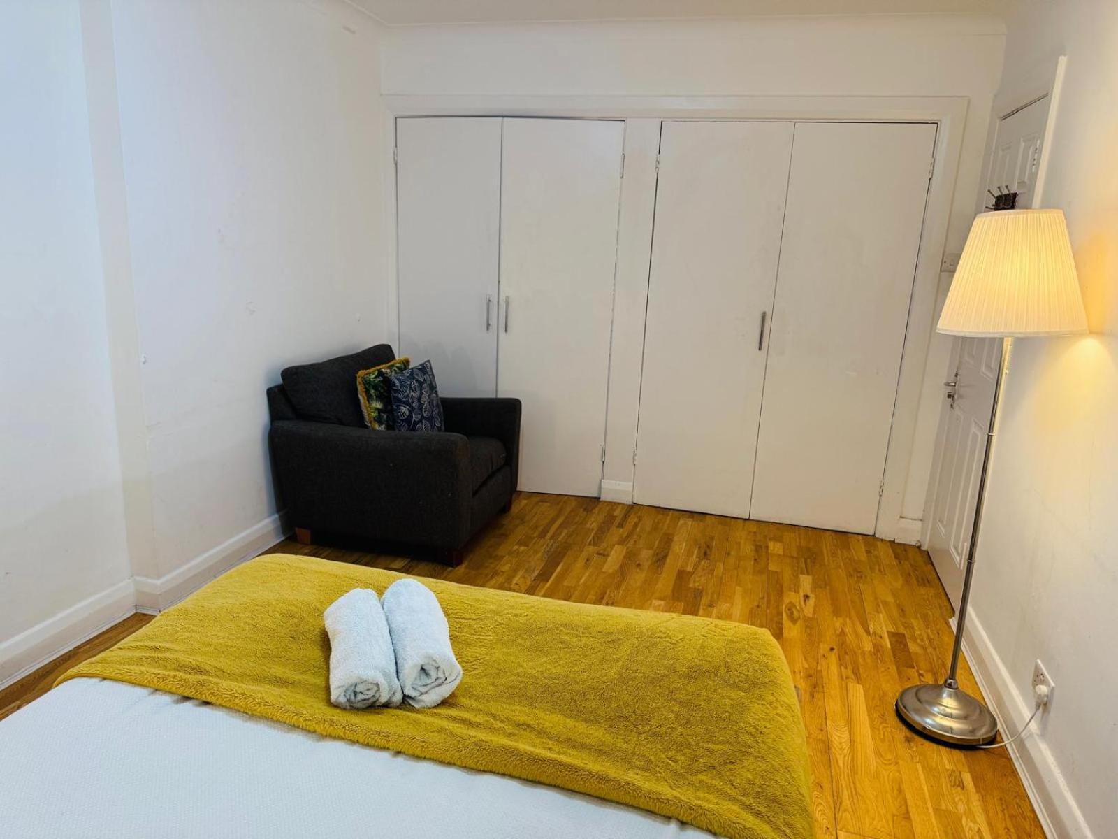 2 Bedroom Flat Hyde Park Apartment