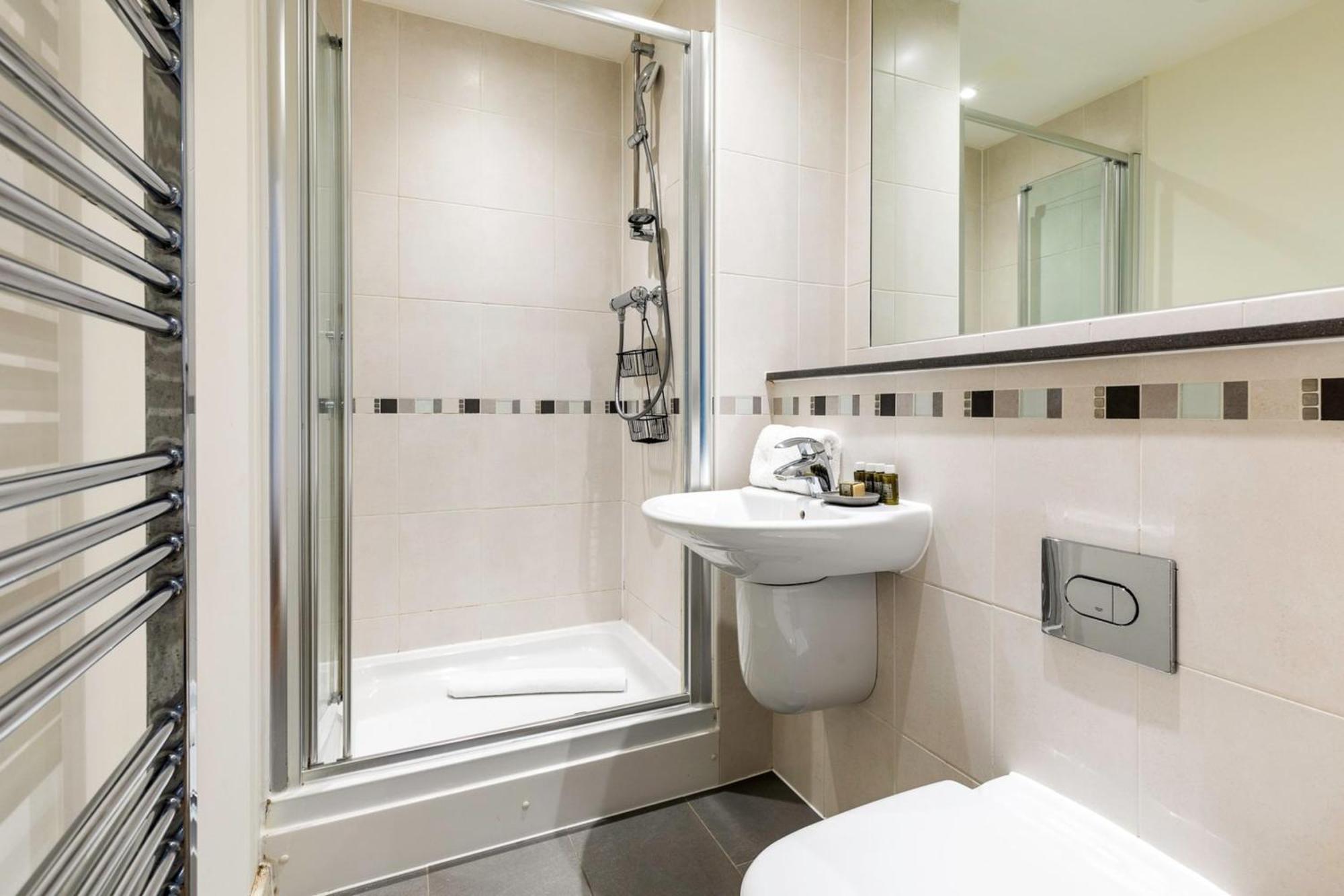 2-bed 2-bath In Old Street Apartment