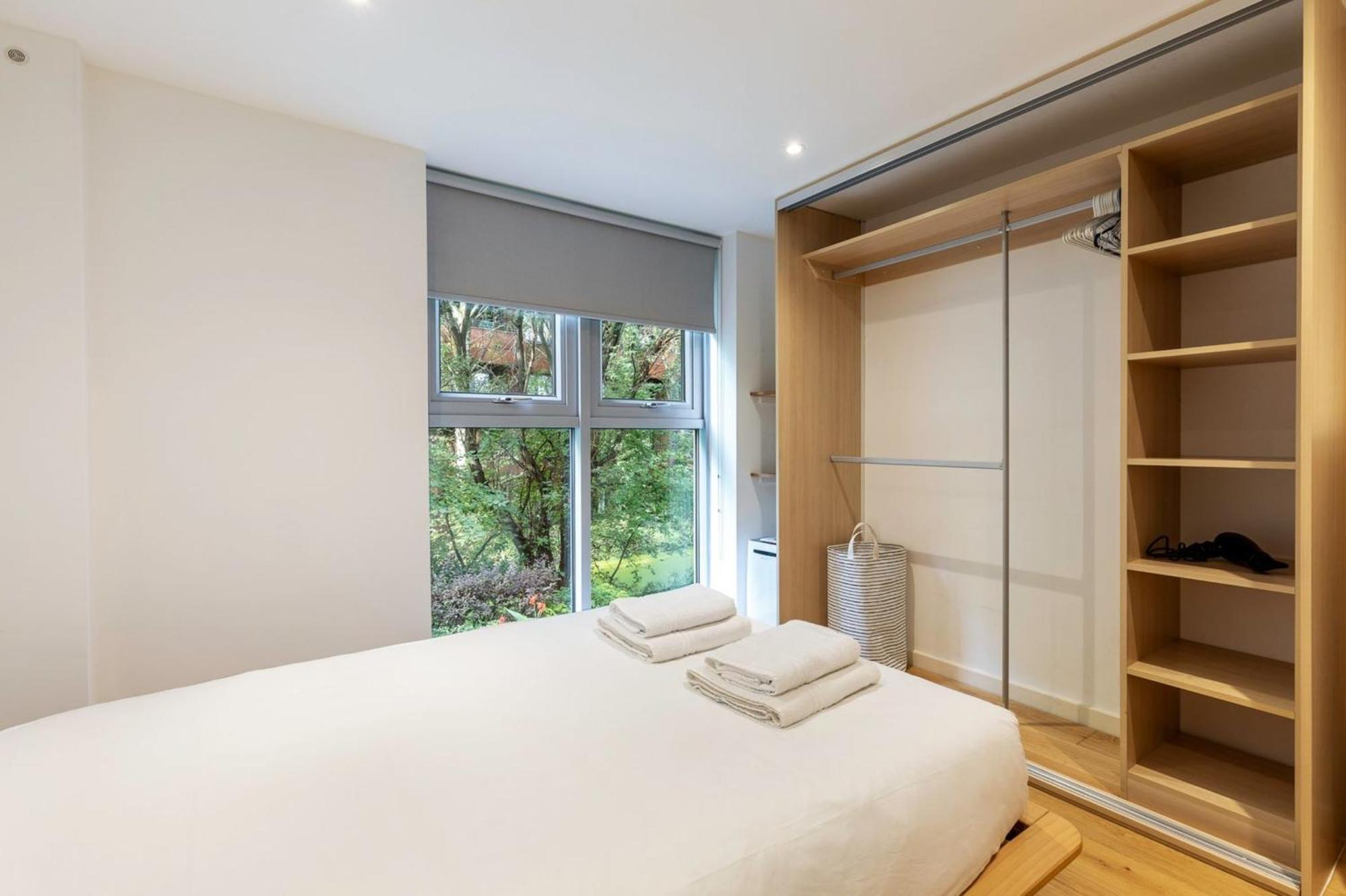 2-bed 2-bath In Old Street Apartment London