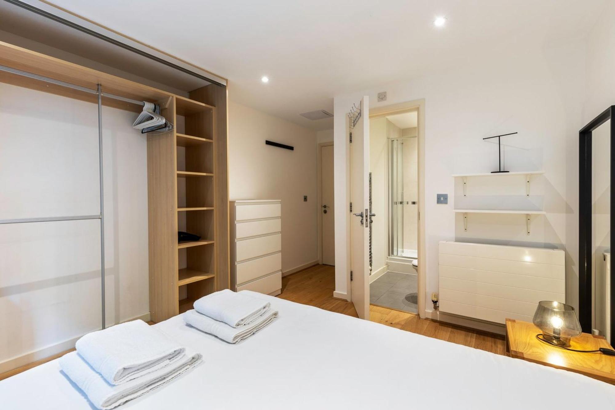 2-bed 2-bath In Old Street *