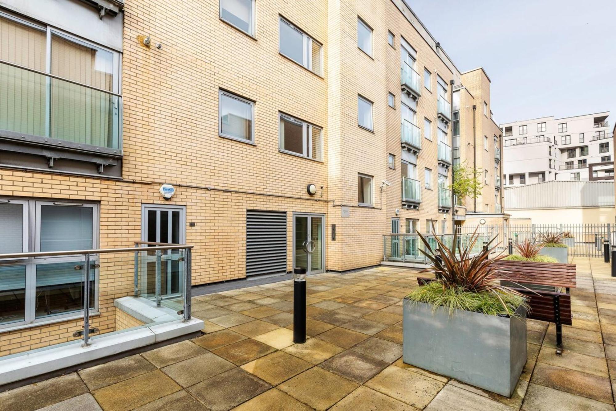 Apartment 2-bed 2-bath In Old Street