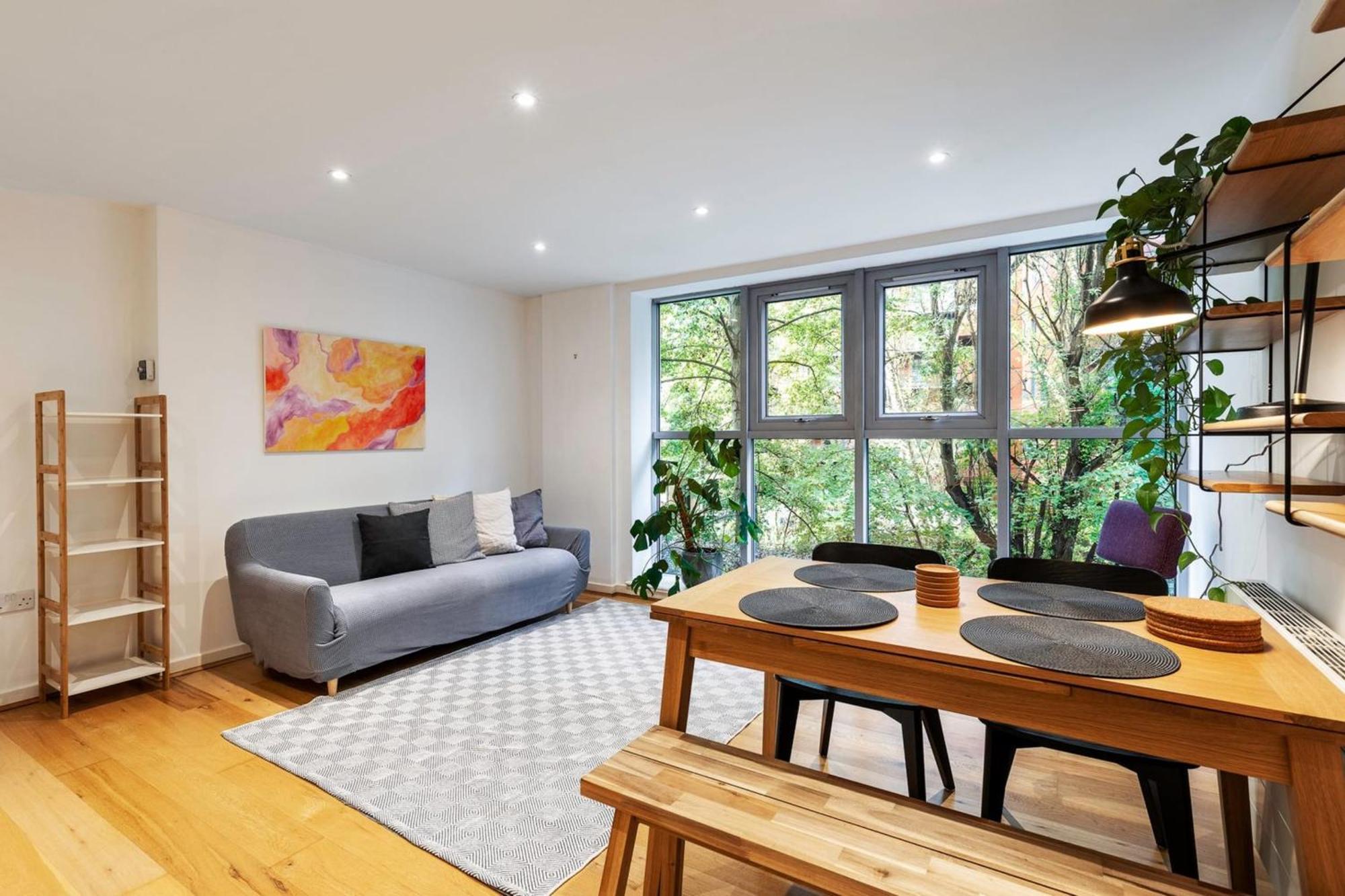 Apartment 2-bed 2-bath In Old Street *