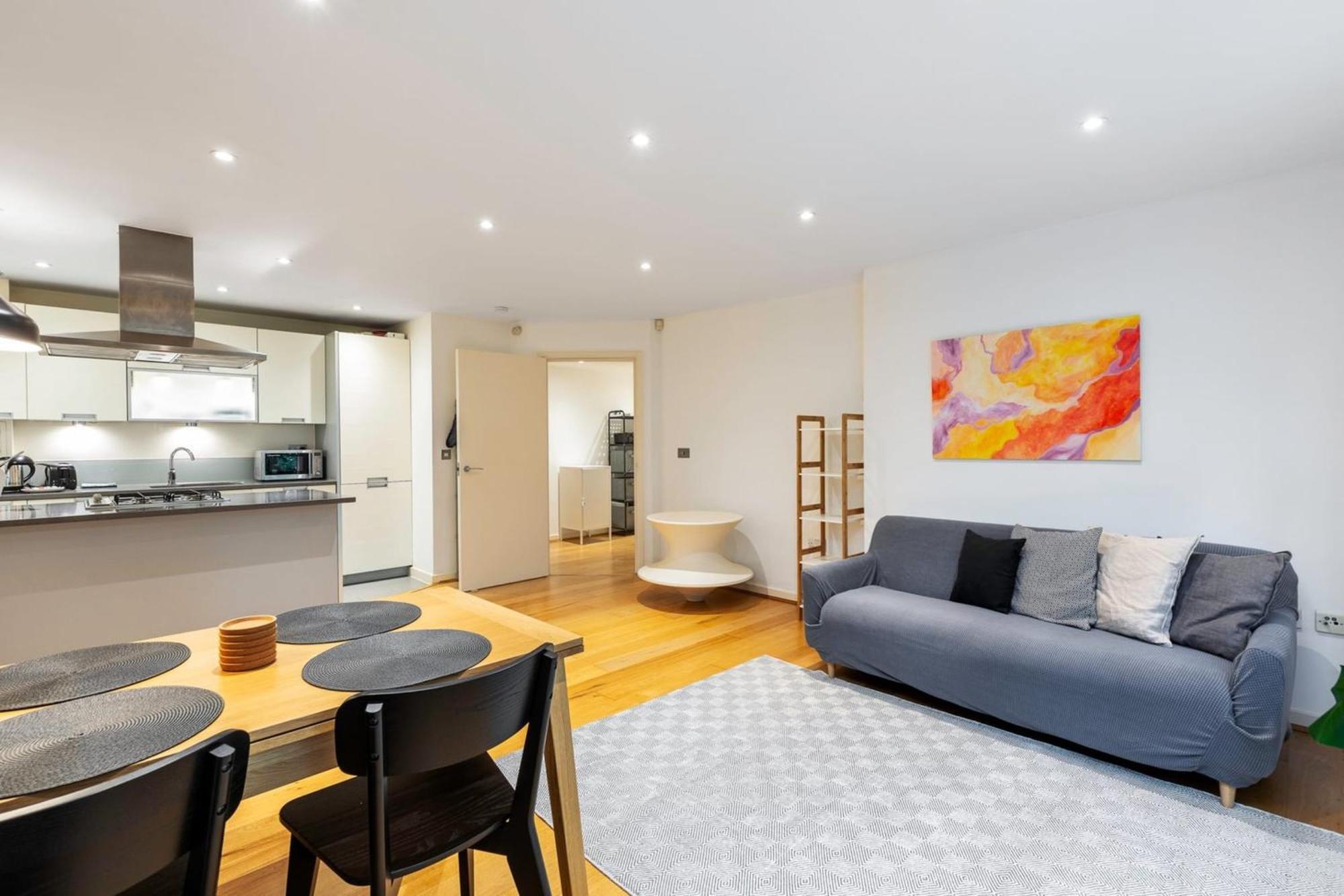 2-bed 2-bath In Old Street Apartment London
