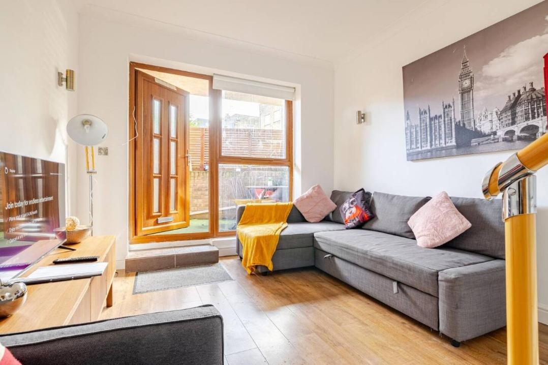 1 Bedroom Town House In London