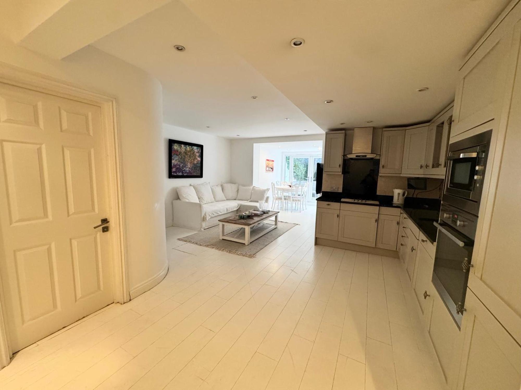 2 Min Walk To Portobello Road * London