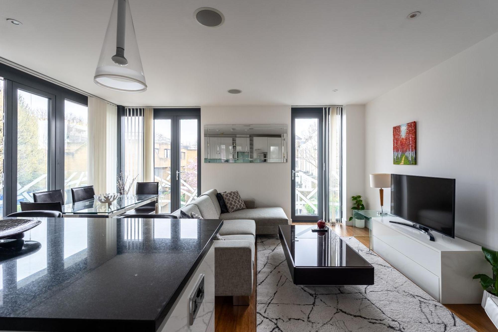 Modern, Stylishly Furnished Apartment, With Wrap Around Balcony In Notting Hill *