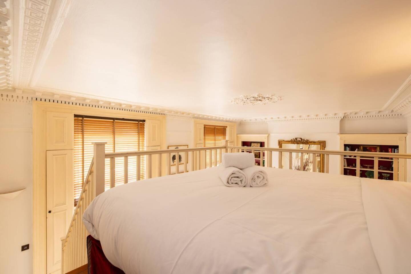 Apartment Large With Mezzanine Bed London