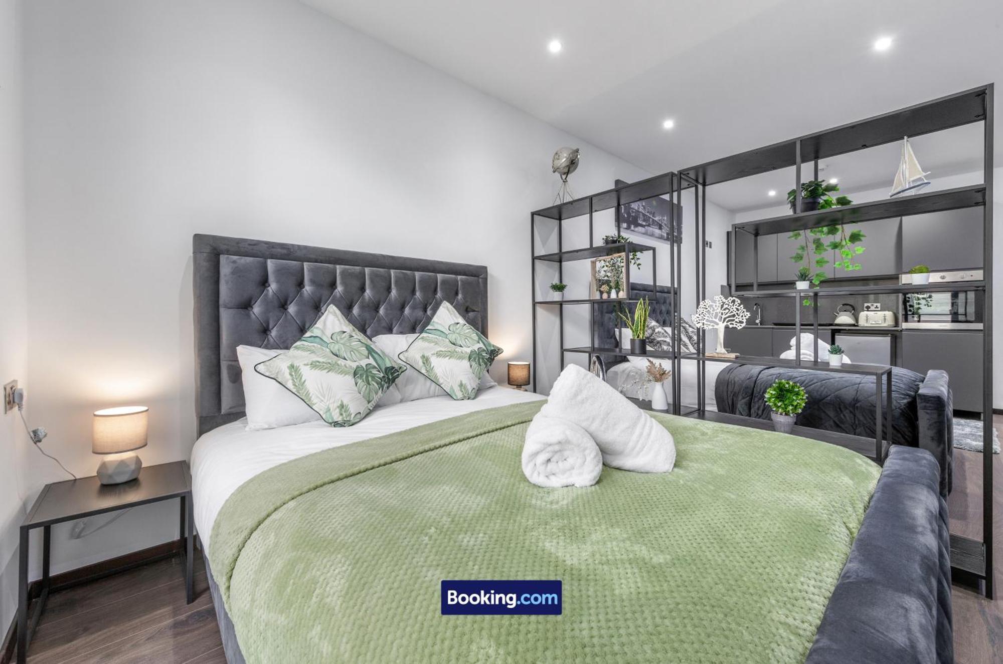Stylish By Smart Short Lets & Serviced Woodstock With Free Wifi Apartment *