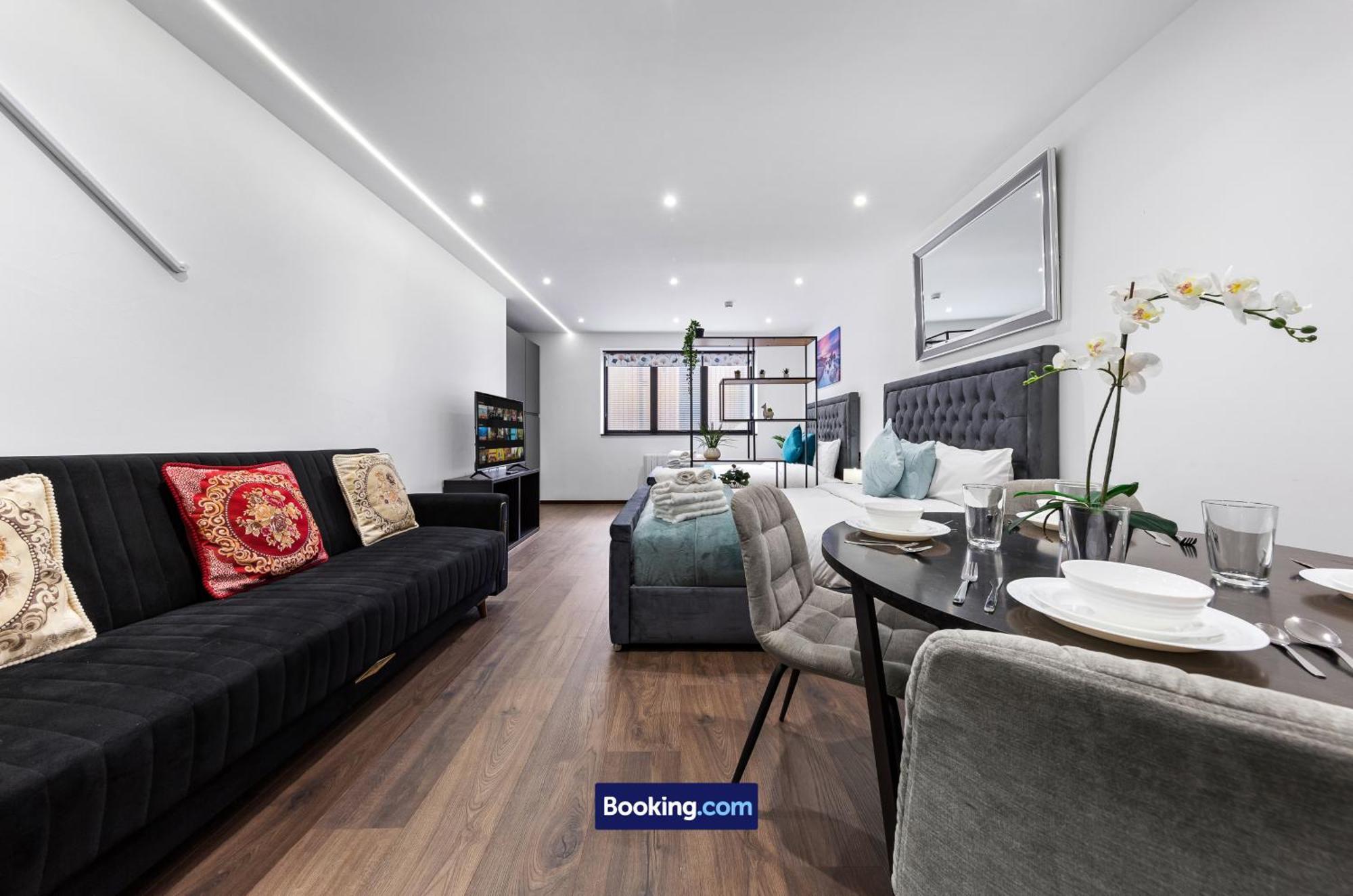 Stylish By Smart Short Lets & Serviced Woodstock With Free Wifi * London
