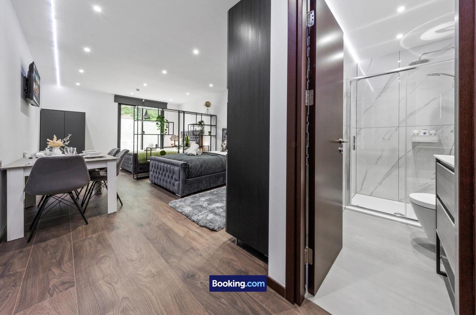 Stylish By Smart Short Lets & Serviced Woodstock With Free Wifi Apartment *