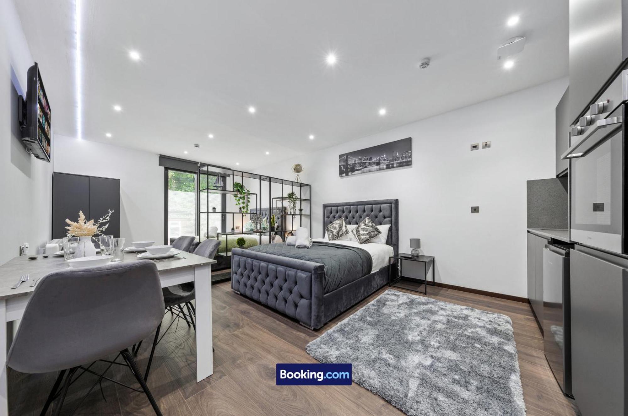 Stylish By Smart Short Lets & Serviced Woodstock With Free Wifi Apartment London