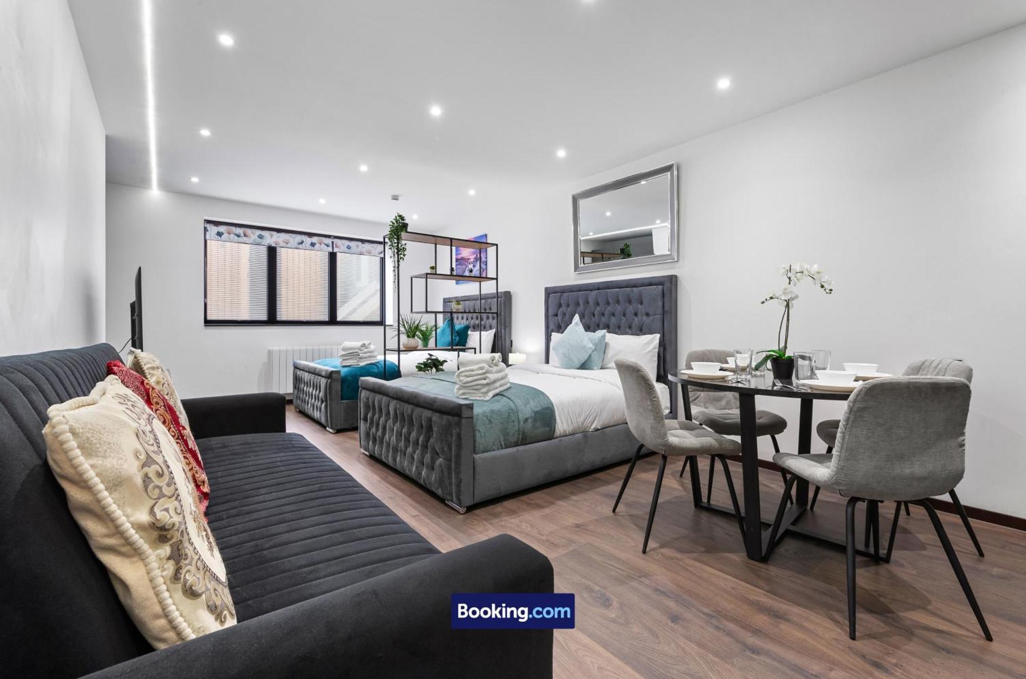 Stylish By Smart Short Lets & Serviced Woodstock With Free Wifi * London
