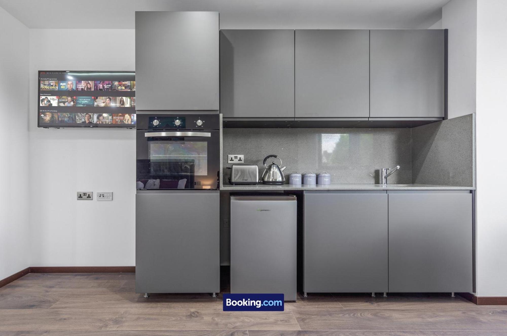 Stylish By Smart Short Lets & Serviced Woodstock With Free Wifi Apartment London