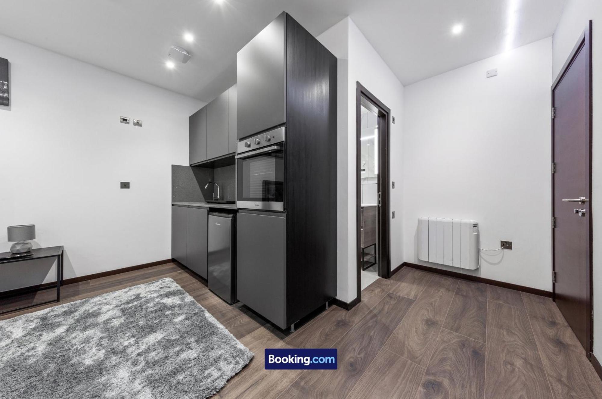 Stylish By Smart Short Lets & Serviced Woodstock With Free Wifi Apartment